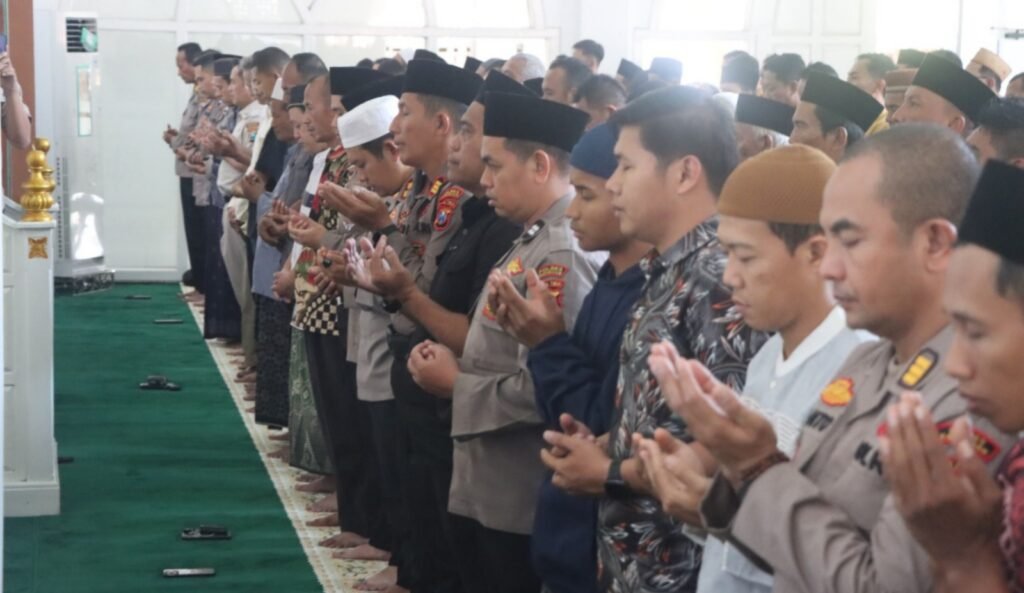 Salat Ghaib dan doa bersama dilaksanakan usai salat Jumat dengan diikuti para pejabat utama, personel Polres Pasuruan, serta masyarakat sekitar