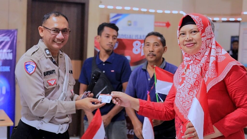 Satlantas Polres Gresik Hadiahkan SIM Gratis untuk 17 Warga yang Lahir 17 Agustus