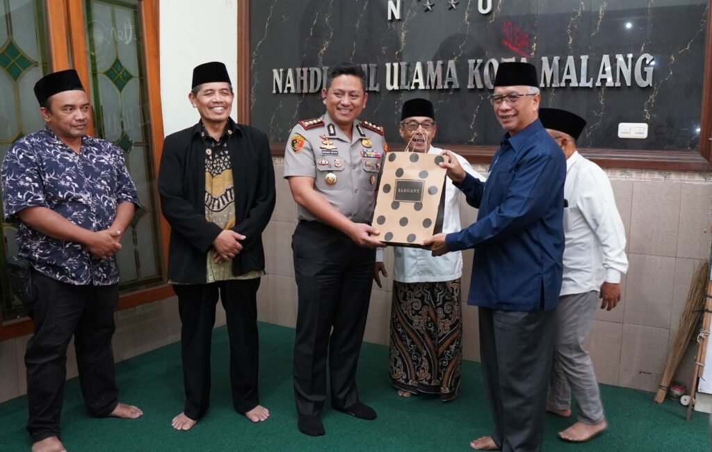 Silaturahmi dihadiri sekitar 15 orang, di antaranya Ketua PCNU Kota Malang KH. Dr. Isroqunnajah, M.Ag., Sekretaris PCNU, Ketua Dewan Masjid Indonesia (DMI), serta jajaran pengurus PCNU Kota Malang