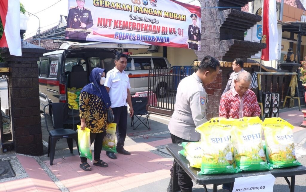 Gerakan Pangan Murah dalam rangka HUT Kemerdekaan RI ke - 81 ini pula Polres Blitar Kota berharap kehadiran Polri tidak hanya dirasakan dalam menjaga keamanan dan ketertiban masyarakat, tetapi juga memberikan manfaat nyata melalui aksi sosial yang mendukung kesejahteraan masyarakat
