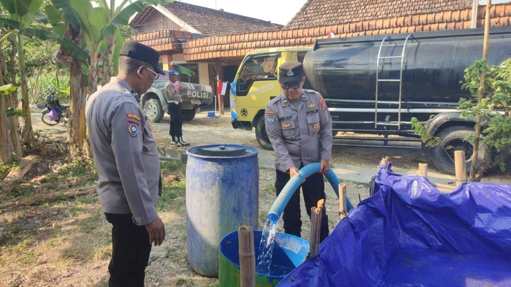 pasokan air sangat dibutuhkan warga untuk kebutuhan sehari-hari, terlebih saat kondisi kemarau membuat ketersediaan air semakin terbatas