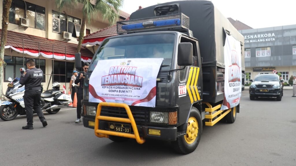 Polresta Malang Kota Polda Jawa Timur mengirimkan satu truk berisi bantuan logistik untuk membantu warga terdampak bencana alam gempa bumi di Nusa Tenggara Timur (NTT)