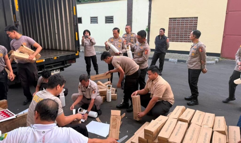 Polri Kirim Bantuan Logistik dan Oksigen untuk Dukung Penanganan Karhutla di Sejumlah Wilayah
