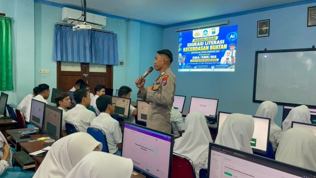 Edukasi pemanfaatan AI diberikan kepada sekitar 200 pelajar SMAN 1 Bojonegoro di aula sekolah, Jalan Panglima Sudirman, Selasa (18/8/2026)