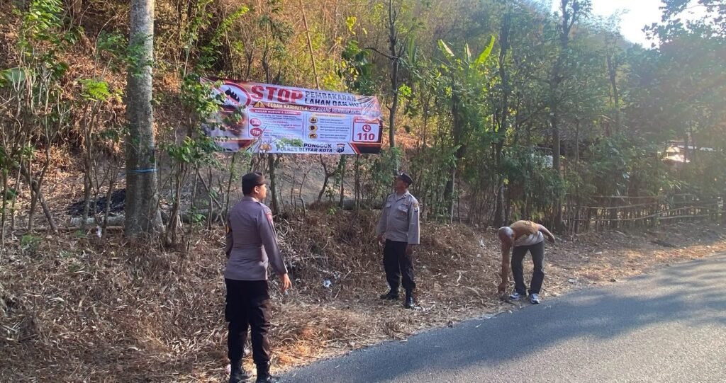 Salah satu upaya dilakukan dengan memasang banner imbauan dan larangan pembakaran lahan di kawasan lereng Gunung Pegat, Kecamatan Ponggok, Kabupaten Blitar, Selasa (11/08/2026)