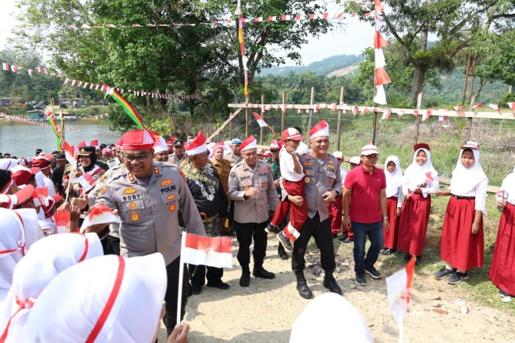 Ekspedisi Merah Putih menyasar daerah 3T di Riau. Masyarakat kami ajak bersama-sama mengibarkan bendera Merah Putih di rumah masing-masing sebagai tanda menyambut kemerdekaan RI