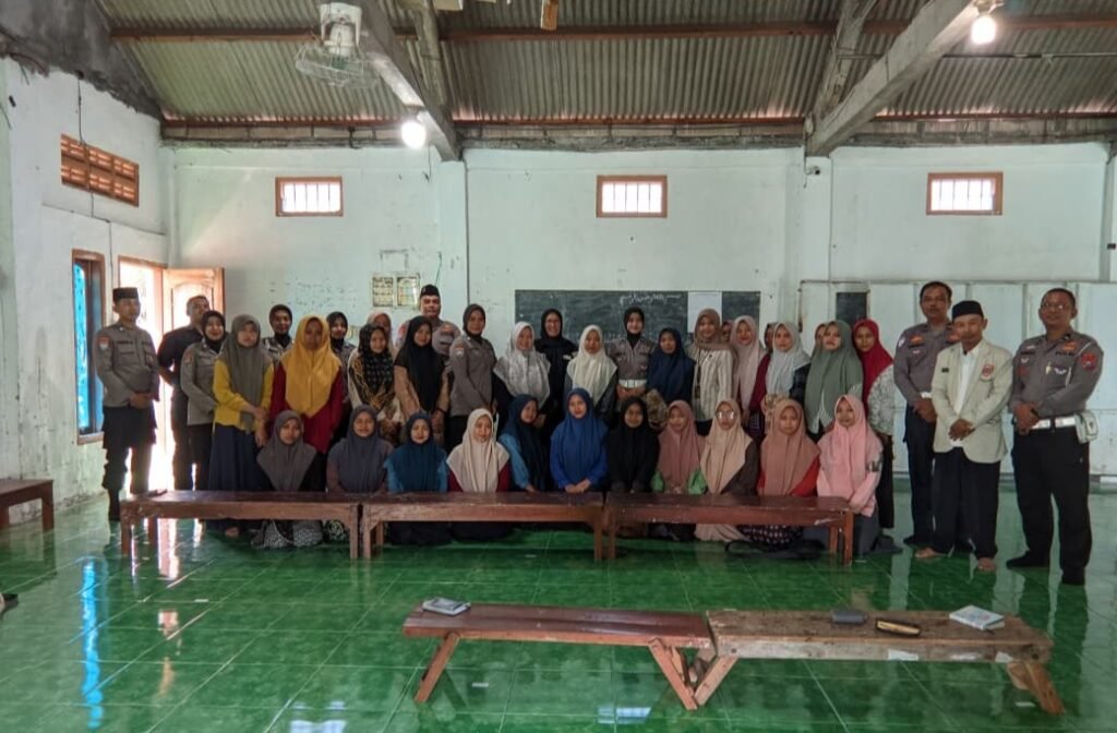Polwan Polres Ngawi Gandeng Da'i Kamtibmas Edukasi Santri Cegah Perilaku Kekerasan