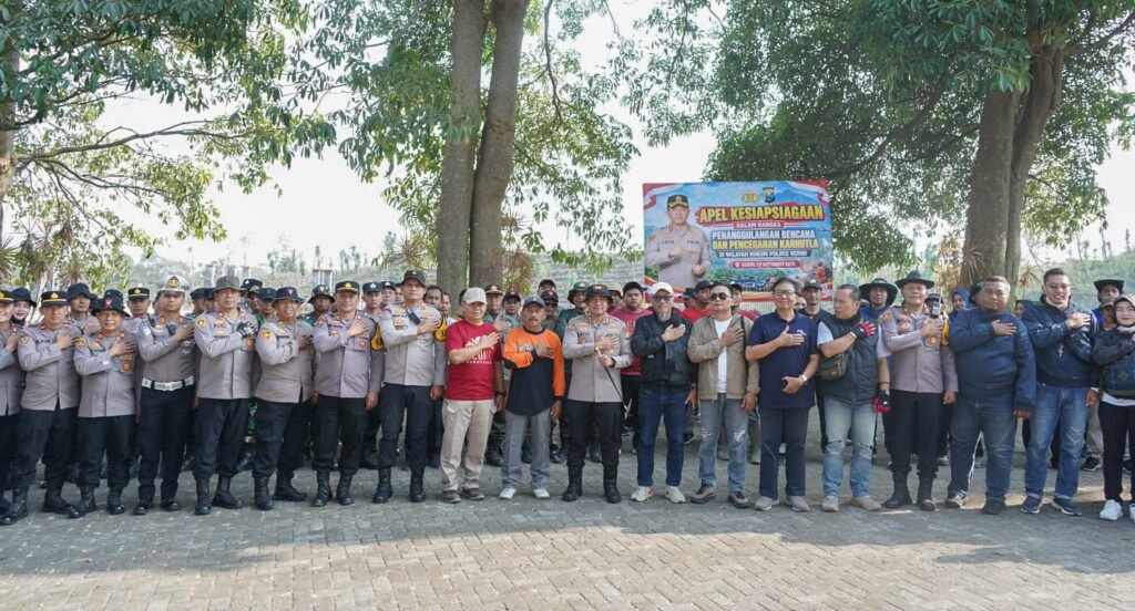 Ratusan personel gabungan dari unsur TNI, Polri, Perhutani, Badan Penanggulangan Bencana Daerah (BPBD), serta kelompok relawan dikerahkan untuk memperketat pengawasan di titik-titik rawan