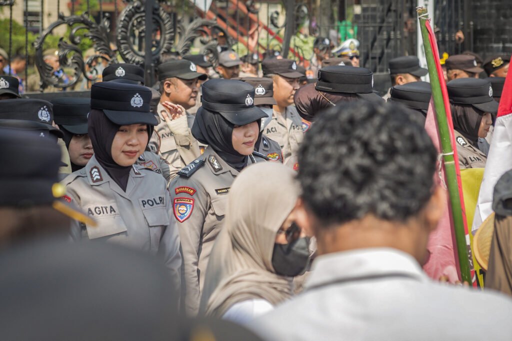 Setelah orasi selesai, para Polwan secara sukarela membaur dan mengajak warga bergotong-royong memungut serta membersihkan sisa sampah di lokasi kegiatan.