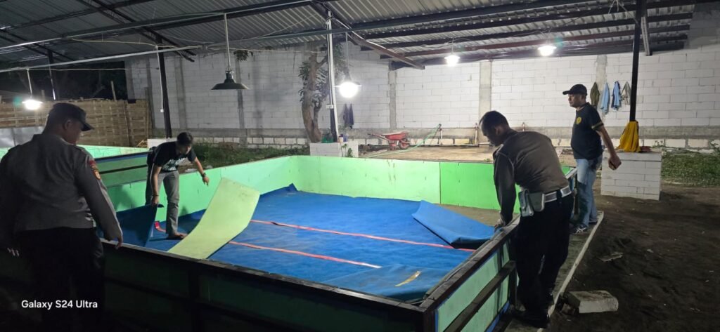 Polsek Candi Polresta Sidoarjo Polda Jatim mendatangi sebuah lokasi di Desa Klurak sekitar pukul 21.00 WIB setelah menerima laporan melalui layanan Call Center 110 bebas pulsa.