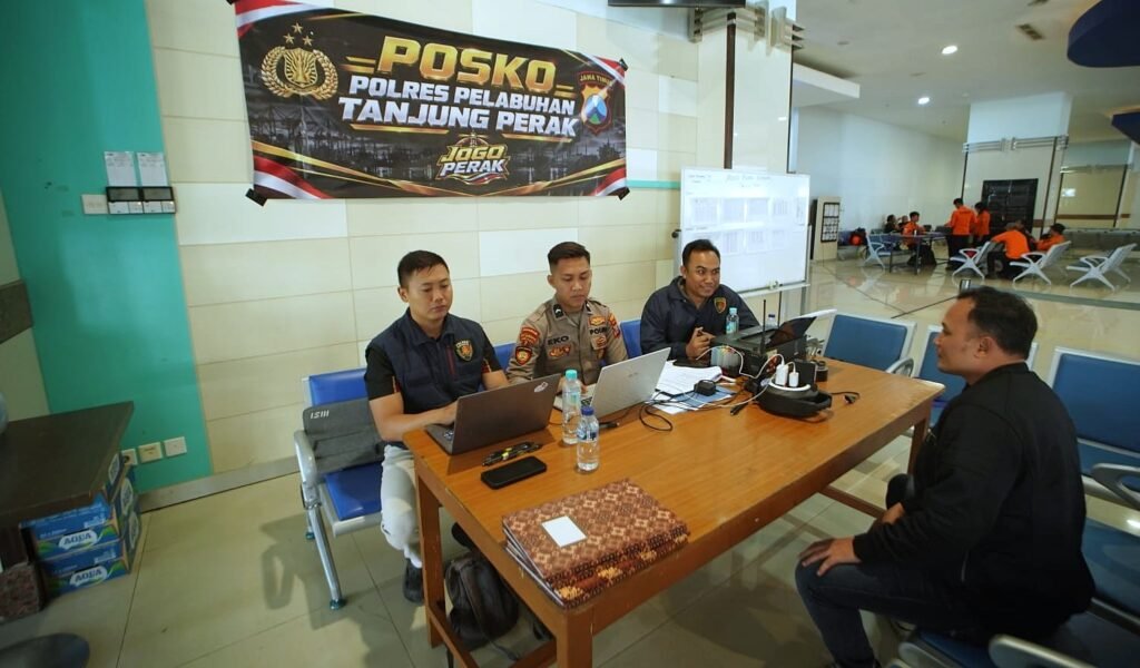 Guna mempermudah proses pencarian, petugas di Posko terpadu telah memajang daftar manifes penumpang, data Anak Buah Kapal (ABK), hingga manifes kendaraan yang diangkut kapal