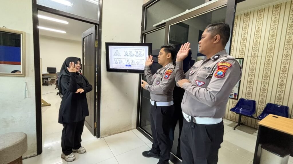 Dipandu langsung oleh dua Juru Bahasa Isyarat (JBI) berpengalaman dari SLB Sinar Harapan 1 Kota Probolinggo