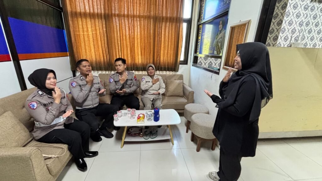 Polres Probolinggo Kota Latih Personel Satpas Bahasa Isyarat, Wujudkan Pelayanan Ramah Disabilitas