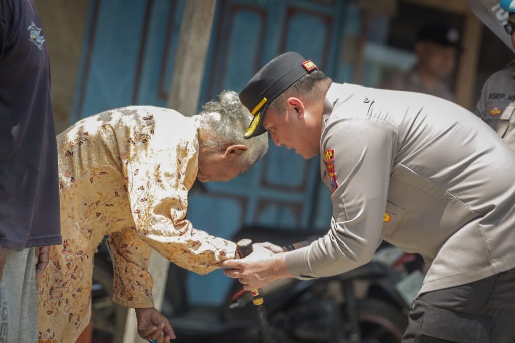 Polres Blitar Salurkan Bantuan Air Bersih dan Sembako bagi Warga Terdampak Kekeringan