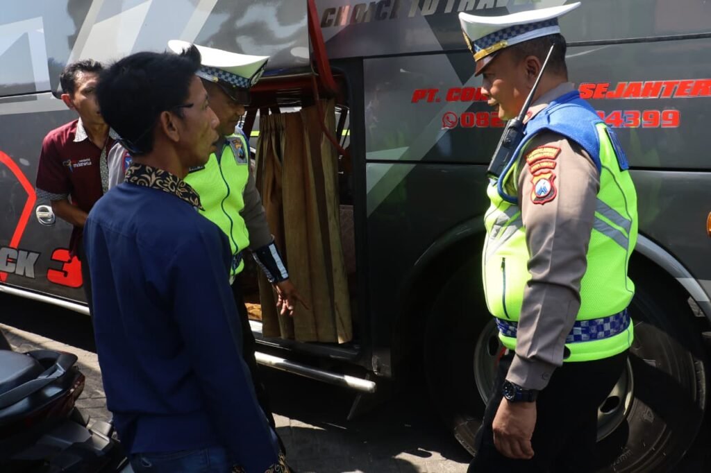 Cegah Kecelakaan, Polres Pelabuhan Tanjung Perak Gelar Ramp Check Bus Peziarah di Sunan Ampel