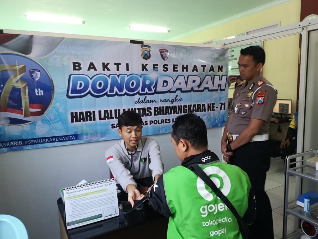 Aksi simpatik ini dilaksanakan dalam rangka memperingati Hari Lalu Lintas Bhayangkara ke-71 sekaligus mempererat kemitraan yang humanis antara kepolisian dan para driver.