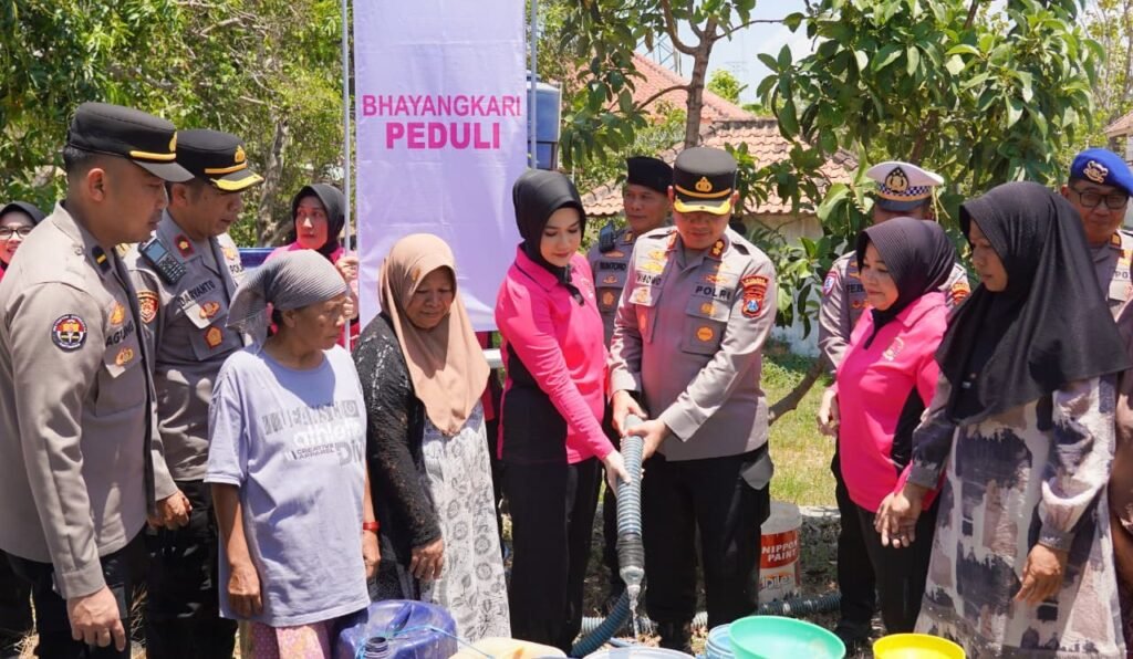 Atasi Krisis Air, Polres Bangkalan Distribusikan 48.000 Liter Air Bersih di Dua Kecamatan