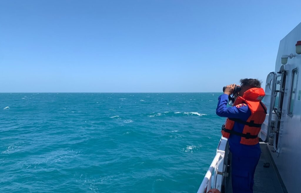 Kapal Polisi tetap dikerahkan untuk memperkuat penyisiran di laut, sementara dukungan udara dilakukan untuk membantu pencarian dan evakuasi