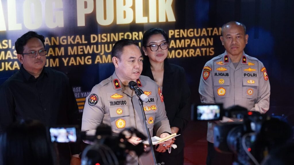 transformasi tersebut terlihat dari perubahan pendekatan Polri dalam mengawal kegiatan penyampaian aspirasi, dari konsep mengawal dan mengamankan menuju pelayanan kepada masyarakat