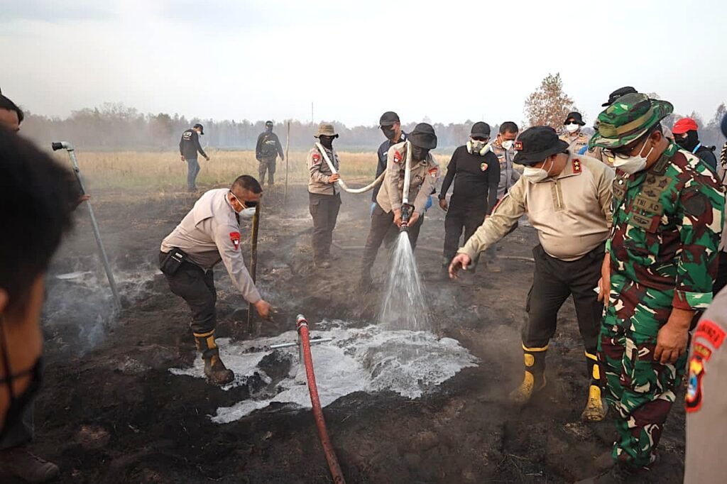 Khusus di kawasan Pengayuan, sedikitnya 350 personel gabungan dari Polri, TNI, BPBD, Dinas Perkebunan dan Peternakan, pihak perusahaan, serta unsur pendukung diterjunkan