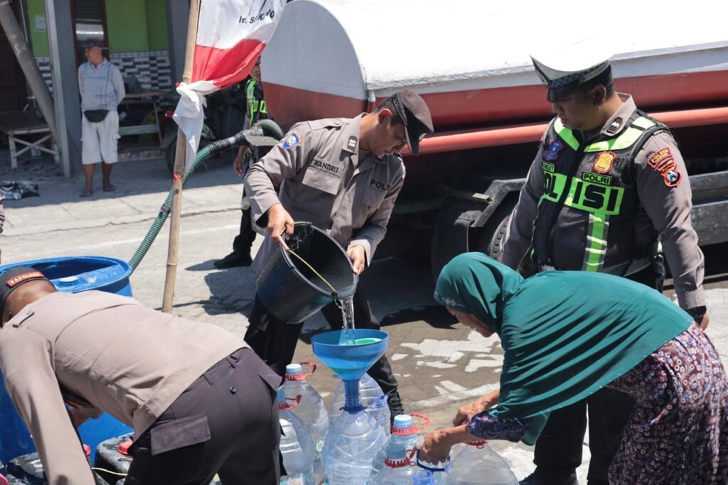 Melalui aksi tanggap darurat ini, Polres Gresik Polda Jatim berharap pasokan air tersebut bisa memenuhi kebutuhan domestik harian warga.