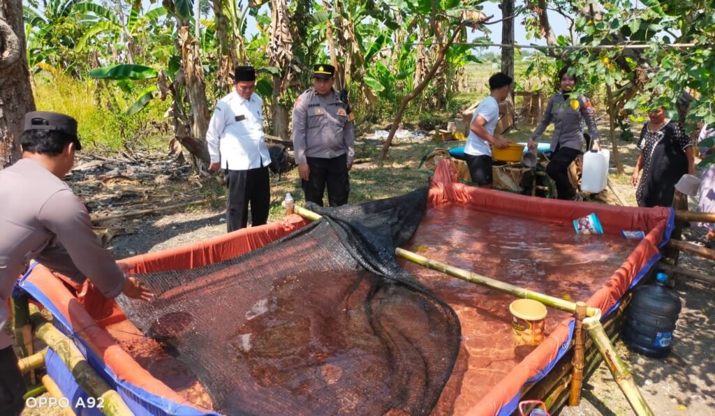 kepala Desa Ngareh, Saat ini masyarakat memang sedang kesulitan mendapatkan air bersih karena sumur-sumur dan mata air utama di desa sudah mengering