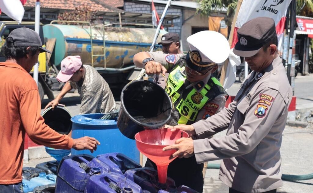 Polres Gresik Peduli, Salurkan Bantuan Air Bersih untuk Warga 3 Desa di Balongpanggang