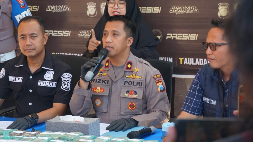 Polres Gresik Sita 10,8 Kg Ganja di Gudang Ekspedisi