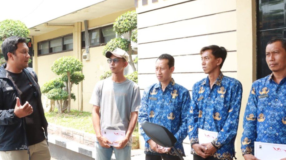 Polres Lamongan Polda Jatim memberikan penghargaan empat warga bentuk apresiasi atas keberanian dan kepedulian menjaga Kamtibmas
