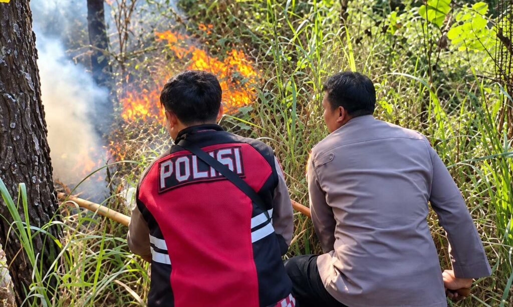 Polres Magetan Bersama Tim Gabungan Tangani Karhutla di Panekan Lereng Gunung Lawu
