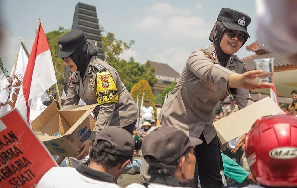 Polwan Polres Blitar Berikan Pelayanan Humanis, Berbagi Air hingga Bersihkan Sampah Bersama Massa Aksi
