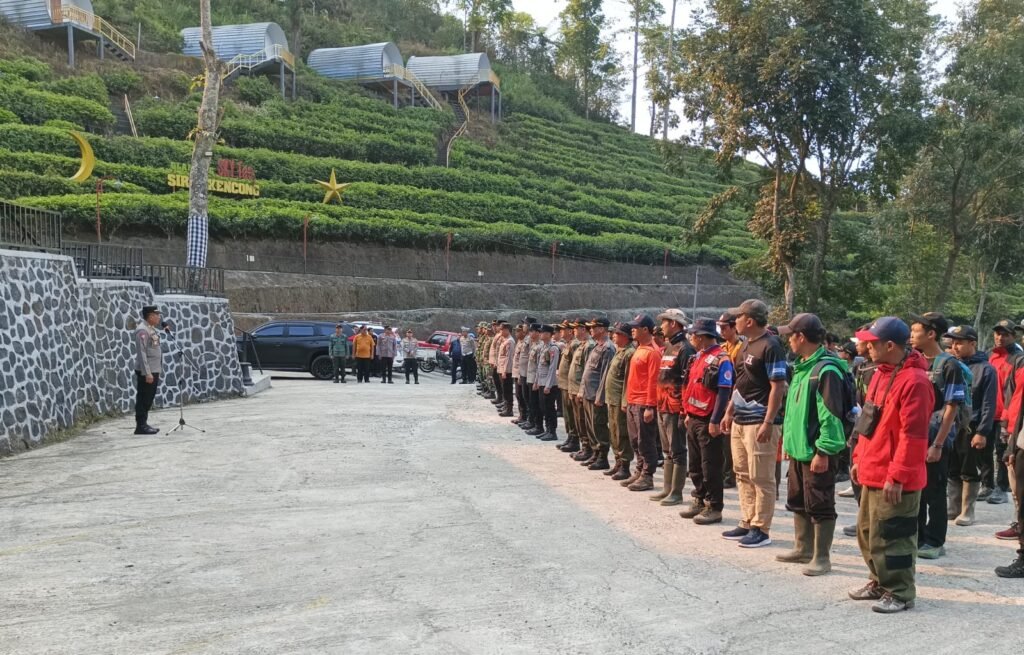 Ratusan personel gabungan ini disiagakan untuk melokalisir pergerakan api sekaligus memadamkan sisa-sisa kobaran di titik rawan