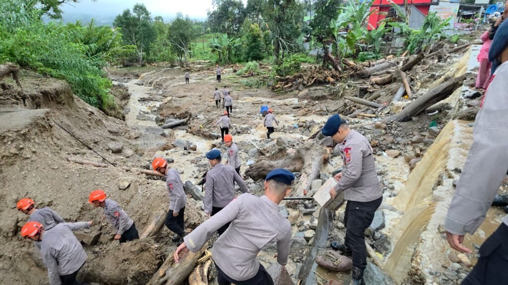Saat Galodo Menerjang Solok, Polri Hadir Melayani: SAR Dikerahkan, Mapolres Jadi Tempat Pengungsian