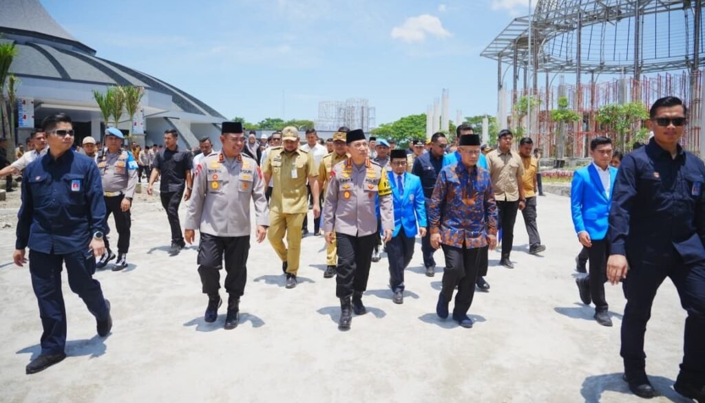 Kapolri berharap Muktamar Muhammadiyah dapat melahirkan pimpinan-pimpinan yang mampu menjadi teladan serta terus membawa organisasi memberikan kontribusi bagi masyarakat, bangsa, dan negara