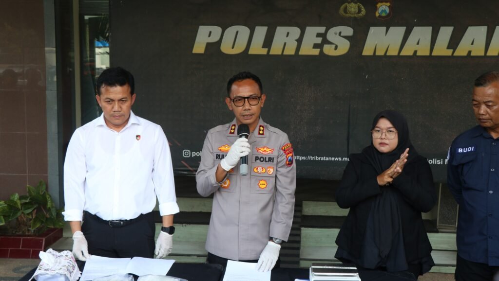 Tersangka bertugas menjemput barang haram tersebut langsung dari Jakarta untuk diedarkan di wilayah Malang Raya dan beberapa daerah lain di Jawa Timur