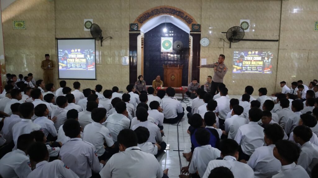Penerapan pola pergaulan yang sehat, baik di lingkungan institusi pendidikan maupun dalam kehidupan bermasyarakat juga dipaparkan dihadapan para pelajar di sekolah