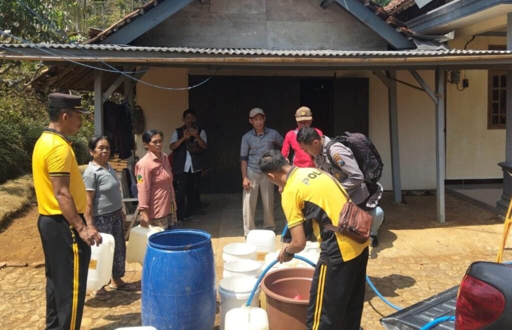 Kemarau panjang yang masih melanda Kabupaten Trenggalek Jawa Timur mengakibatkan puluhan desa mengalami krisis air bersih