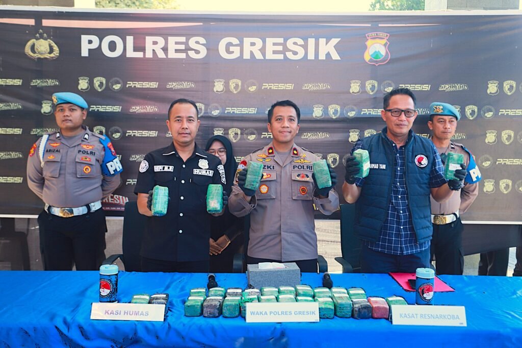 Uniknya, puluhan paket ganja tersebut disembunyikan di dalam komponen sepeda motor Piaggio Vespa yang hendak dikirim melalui sebuah gudang ekspedisi di Jalan Raya Banjarsari, Kecamatan Cerme, Kabupaten Gresik