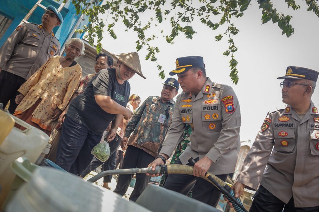 Polres Blitar Polda Jatim menggandeng Badan Penanggulangan Bencana Daerah (BPBD) dan PDAM menyalurkan bantuan air bersih bagi warga yang terdampak kekeringan di Kecamatan Panggungrejo