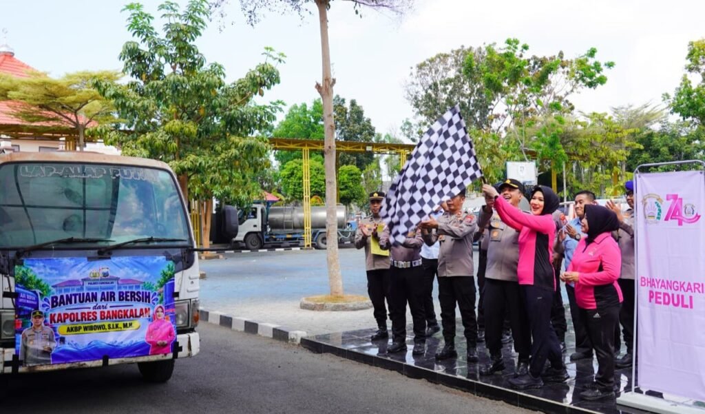 Polres Bangkalan Polda Jatim menyalurkan bantuan sosial kemanusiaan berupa 48.000 liter air bersih ke dua kecamatan yang mengalami krisis air terparah, pada Selasa (15/9/2026)