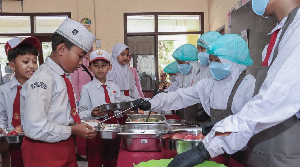 Pastikan Higienis, Kapolres Malang Cek Pilot Project MBG Konsep Prasmanan