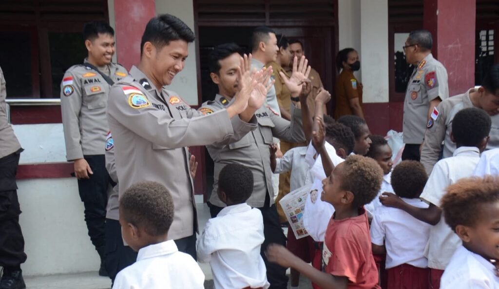 Bagi Satgas Operasi Damai Cartenz-2026, pembagian perlengkapan sekolah tersebut bukan sekadar penyaluran bantuan, tetapi menjadi bentuk kepedulian terhadap kebutuhan anak-anak dalam menjalani pendidikan