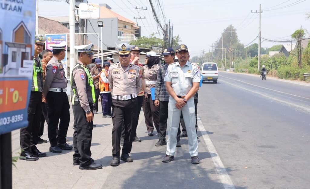 Tenekan angka fatalitas kecelakaan, Polres Gresik melalui Satuan Lalu Lintas bersama Ditlantas Polda Jatim dan tim ahli memeriksa langsung kondisi kerawanan lalu lintas di Jalan Raya Krikila