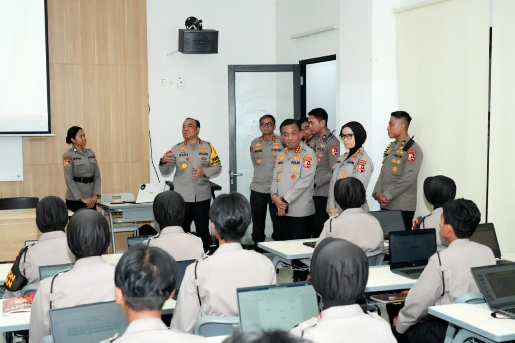 Polri menyiapkan siswa dari berbagai lembaga pendidikan untuk mendukung program Perlindungan Sosial (Perlinsos) digital sebagai bagian dari upaya memperluas akses masyarakat terhadap layanan pemerintah