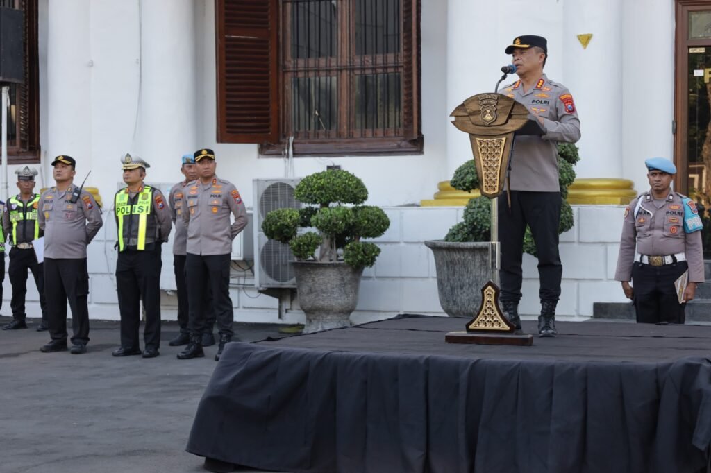 Polrestabes Surabaya Polda Jatim resmi memberlakukan kembali penindakan tilang manual guna menekan angka pelanggaran lalu lintas dan meningkatkan keselamatan pengguna jalan di Kota Pahlawan