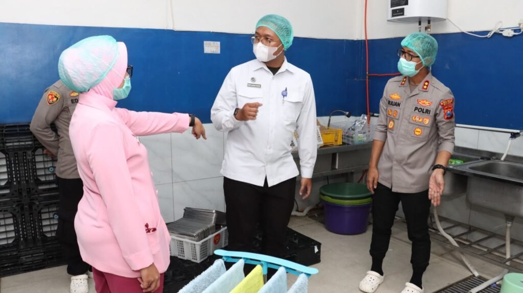 Pastikan Higienis, Kapolres Malang Cek Pilot Project MBG Konsep Prasmanan