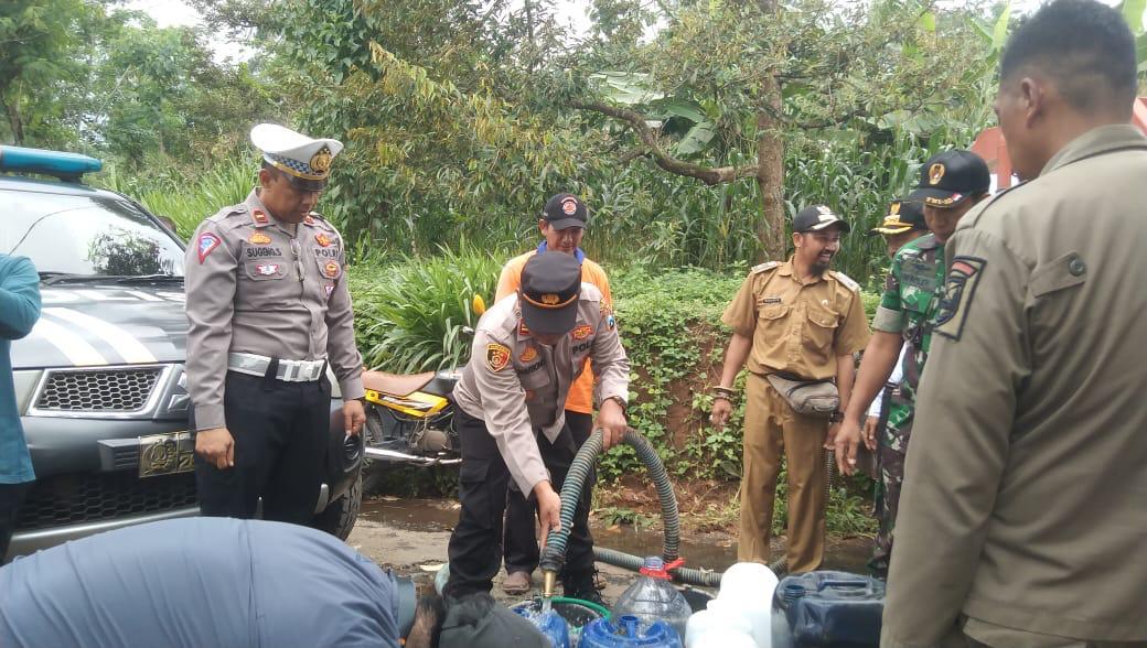 Gelar Baksos Polres Probolinggo Distribusikan Air Bersih Untuk Warga di Lumbang