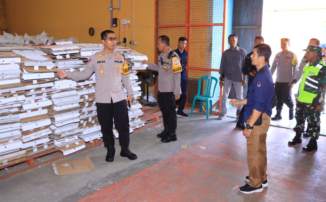 Kapolres Ngawi Cek Gudang KPUD, Pastikan Keamanan Logistik Pilkada 2024