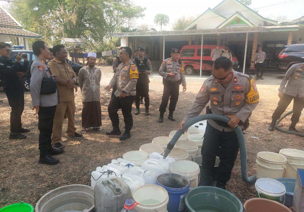 Polres Probolinggo Kota Kembali Beri Bantuan 10 Ribu Liter Air Bersih di Tongas