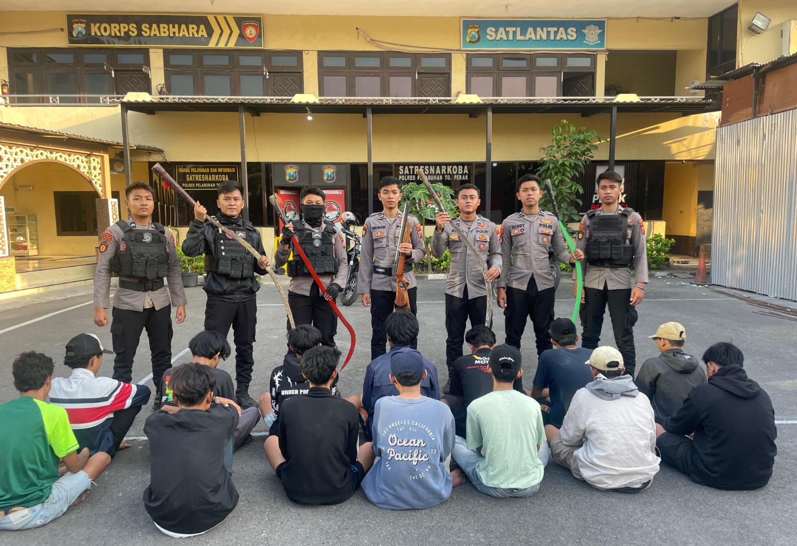 Harkamtibmas Polres Pelabuhan Tanjungperak Amankan 14 Anggota Komplotan Gangster di Tambak Wedi